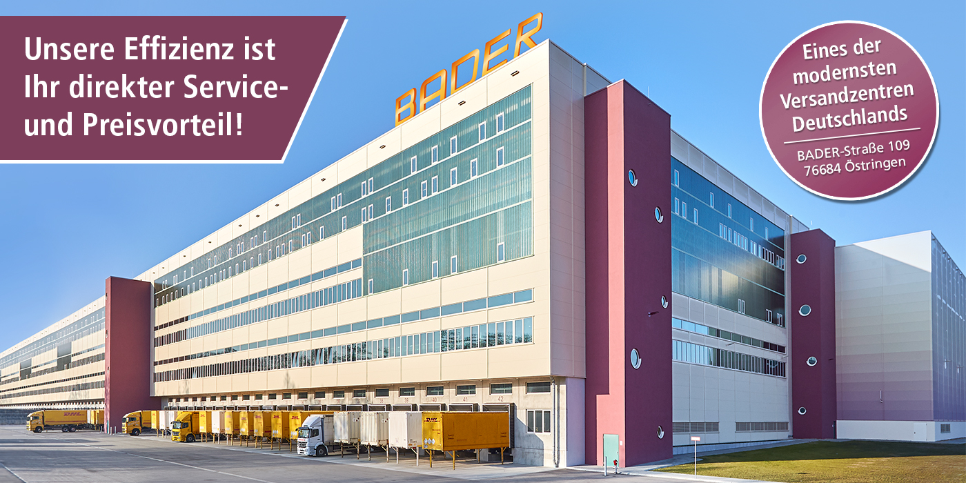 Luftaufnahme des BADER-Versandzentrums in Östringen mit großflächiger Photovoltaikanlage auf dem Dach und mehreren Laderampen.